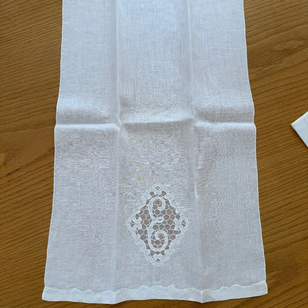 VINTAGE 2 SETS OF 2, HAND TOWEL AND FINGERTIP TOWELS.